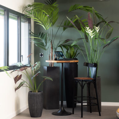 Plantes artificielles haut de gamme dans un bureau moderne avec décoration végétale réaliste
